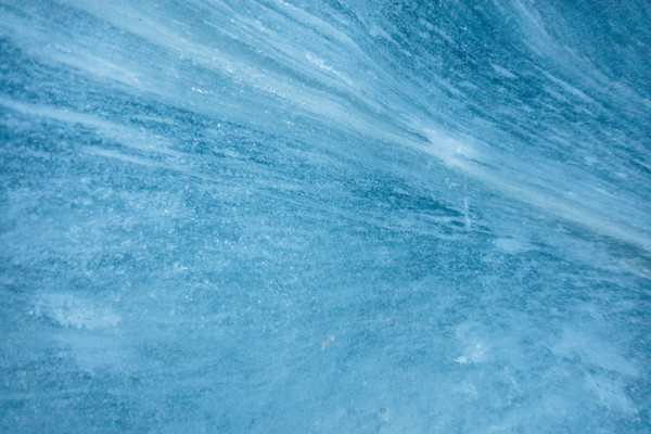 Eishöhle im Toteis des Vadret da la Sella am Fuss des Piz Aguagliouls, ganz zuhinterst im Val Roseg bei Pontresina im Oberengadin.