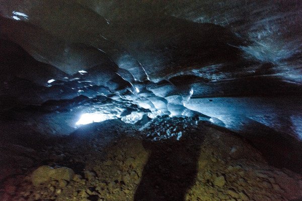 Eishöhle im Toteis des Vadret da la Sella am Fuss des Piz Aguagliouls, ganz zuhinterst im Val Roseg bei Pontresina im Oberengadin.