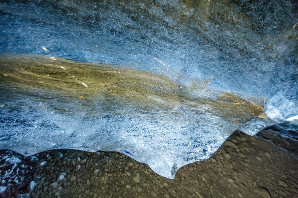 Eishöhle im Toteis des Vadret da la Sella am Fuss des Piz Aguagliouls, ganz zuhinterst im Val Roseg bei Pontresina im Oberengadin.