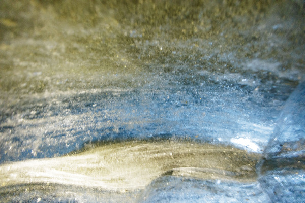 Eishöhle im Toteis des Vadret da la Sella am Fuss des Piz Aguagliouls, ganz zuhinterst im Val Roseg bei Pontresina im Oberengadin.