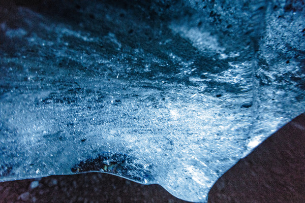 Eishöhle im Toteis des Vadret da la Sella am Fuss des Piz Aguagliouls, ganz zuhinterst im Val Roseg bei Pontresina im Oberengadin.