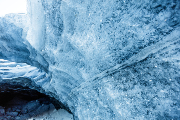 Eishöhle im Toteis des Vadret da la Sella am Fuss des Piz Aguagliouls, ganz zuhinterst im Val Roseg bei Pontresina im Oberengadin.