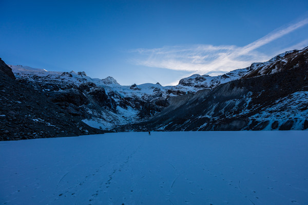 Abendstimmung auf dem Gletschersee Lej da Vadret zuhinterst im Val Roseg bei Pontresina im Oberengadin.