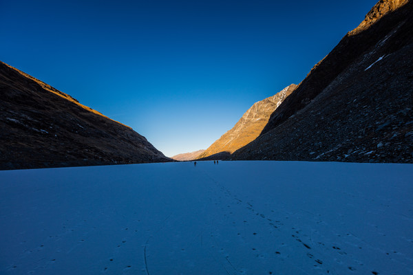 Abendstimmung auf dem Gletschersee Lej da Vadret zuhinterst im Val Roseg bei Pontresina im Oberengadin.