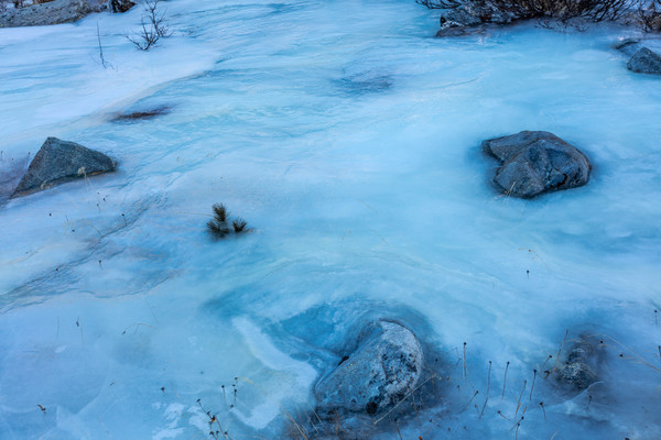 Eisblasen und gefrorene Bäche im Val Roseg bei Pontresina im Oberengadin.