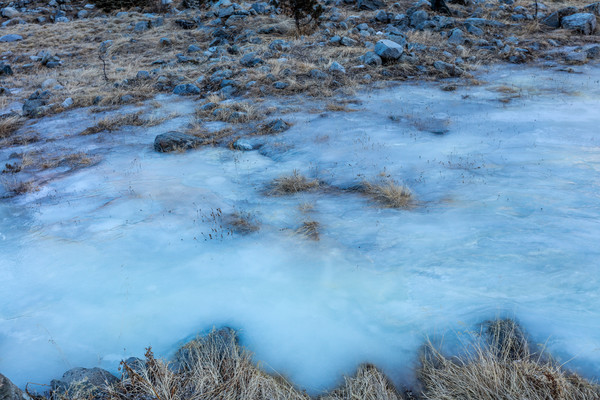Eisblasen und gefrorene Bäche im Val Roseg bei Pontresina im Oberengadin.