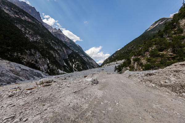 Schuttablagerungen im Val S-charl bei Scuol nach dem heftigen Gewitter und Murgangerreichnis vom 30. Juli 2017.