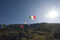 Foto: Die drei Fahnen auf dem Stausee im Valle di Lei