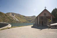 Foto: Kirche beim Stausee im Valle di Lei
