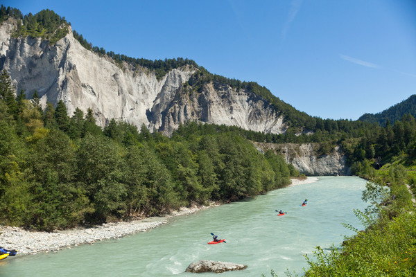 Riverrafting und Kajakfahren in der Ruinaulta bei Versam in Graubünden