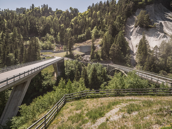 Alte und Neue Brücke über die Rabiusa bei Versam im Safiental in Graubünden