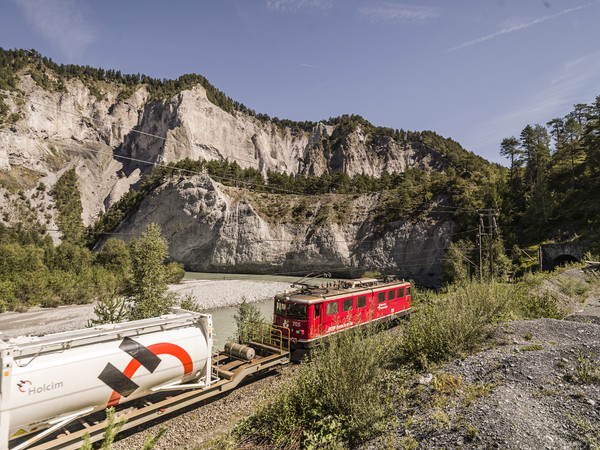 Chrummwag in der Rheinschlucht mit RhB Güterzug