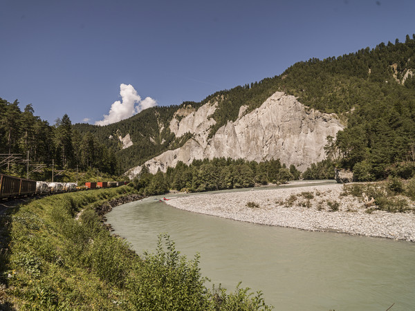 Güterzug in der Rheinschlucht