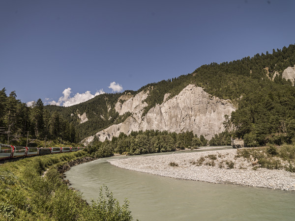 Glacier Express in der Rheinschlucht