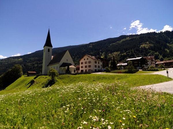 Kirche; Kirchturm; Zignau; Graubünden; Schweiz; Switzerland; Landschaft; Sommer; schoen; schoenes Wetter; blau; blauer Himmel; strahlend; Sommertag; s